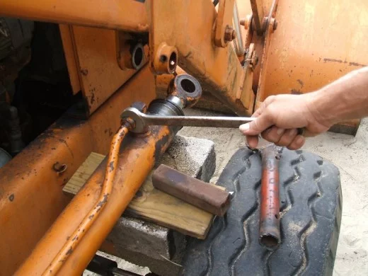 裝載(zǎi)機活塞杆的(de)拆卸步驟釋(shì)放壓力圖