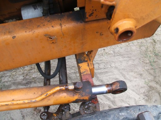 裝載機活(huo)塞杆的拆卸(xiè)步驟在木塊(kuài)上支撐圖