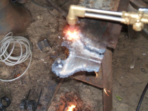 裝載機活(huó)塞杆的拆卸(xie)步驟制作擰(nǐng)開壓蓋的工(gong)具圖