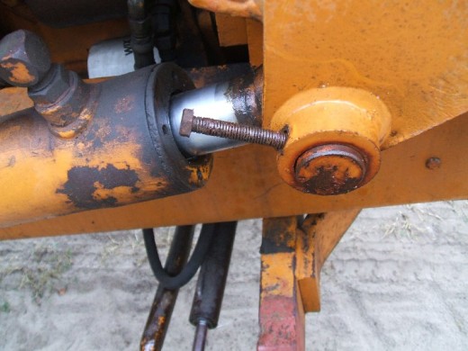 裝載機活塞(sāi)杆的拆卸步(bu)驟斷開兩端(duān)連接圖